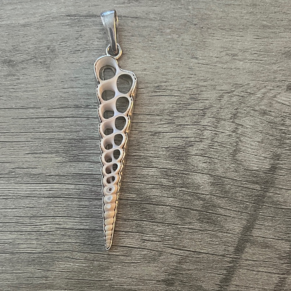 Stylish Silver Shell Pendant Necklace
